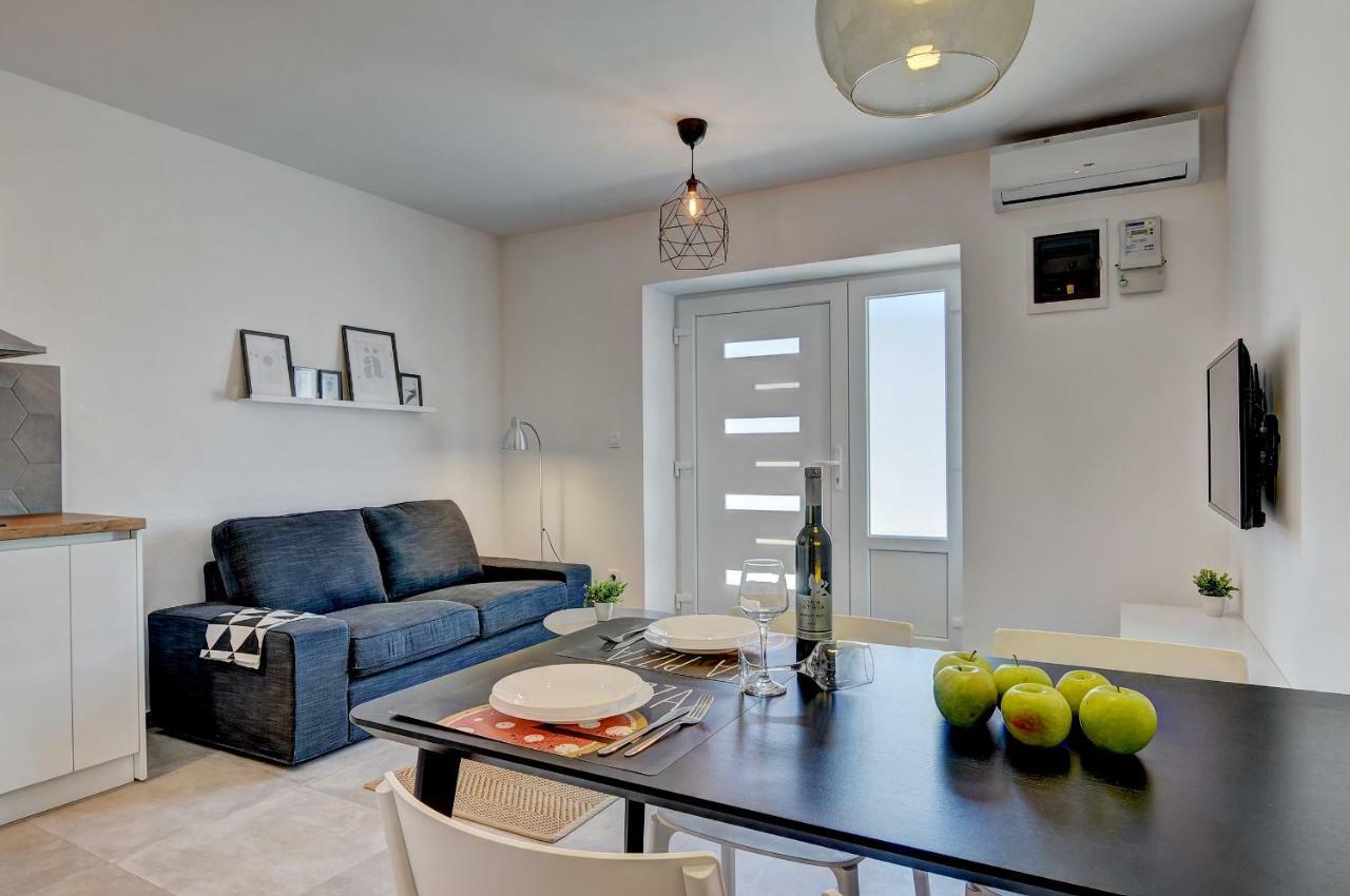 Apartman M Apartment Pula Bagian luar foto
