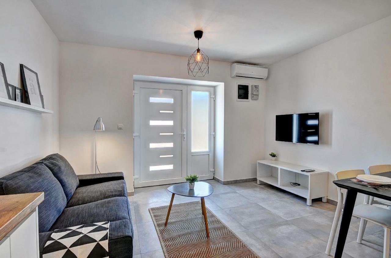 Apartman M Apartment Pula Bagian luar foto